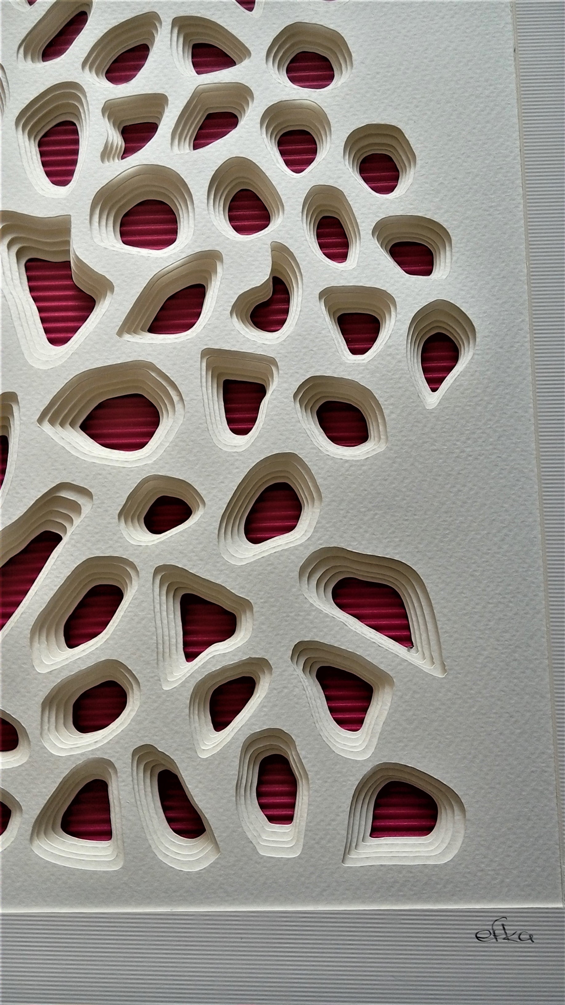 Twa et mwa , sculpture murale hypnotique  en papier découpé, vue détail négatif