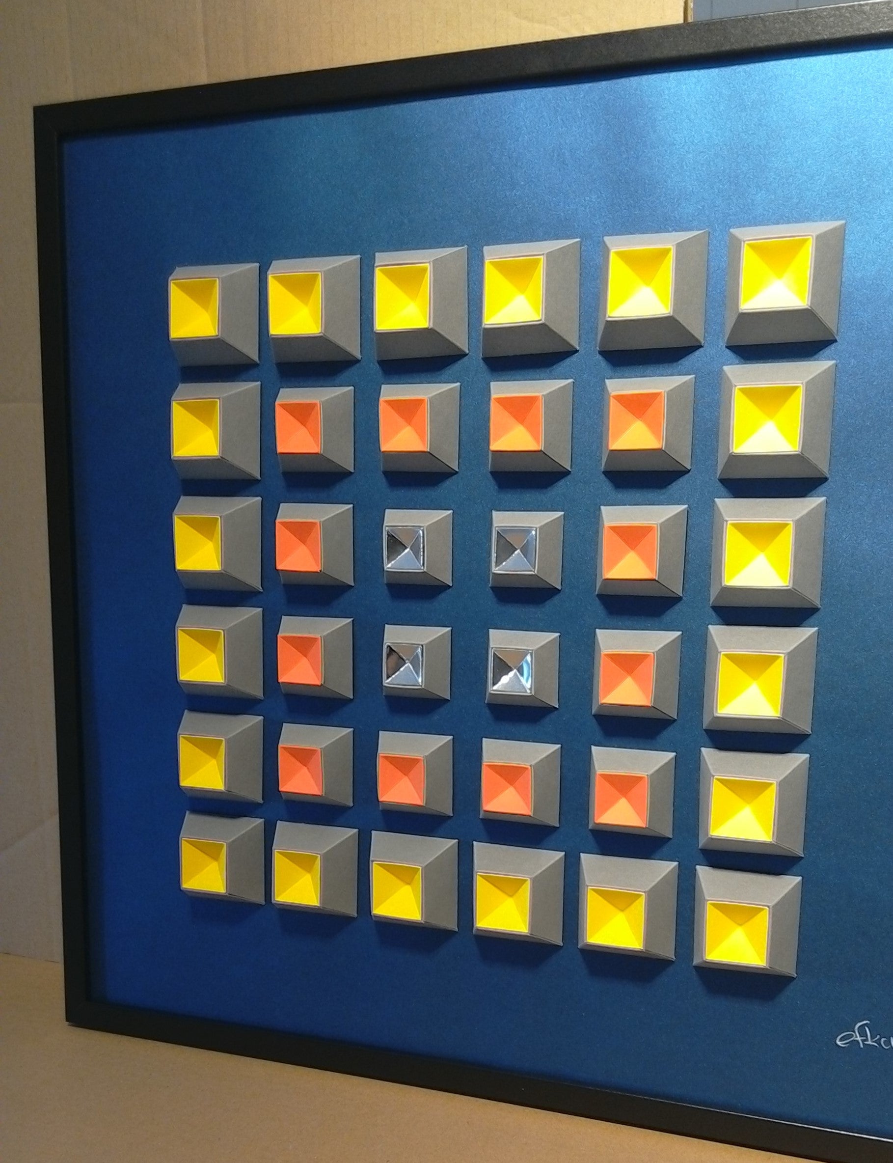 Kubulus, vue latérale droit, art mural optique coloré 