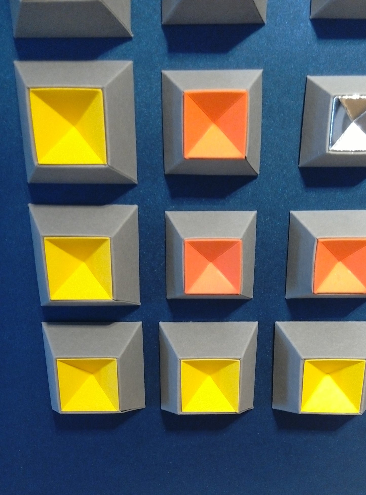 Kubulus, vuecentrale gauche, effet d'optique des couleurs et des volumes